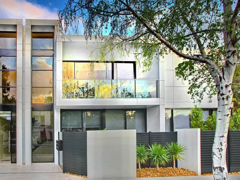 Modern Luxury with lift!