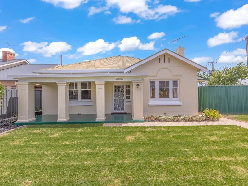 4 BEDROOM CHARACTER HOME FEATURING 2 BATHROOMS, 2 TOILETS, 2 LIVING AREAS & SOLAR