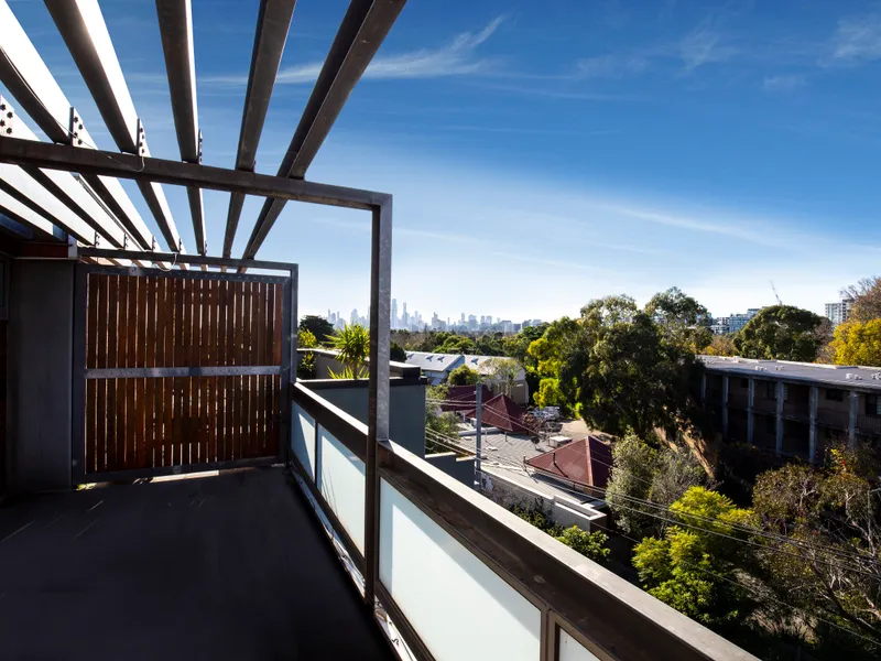 Versatile 1 or 2 Bedroom Penthouse Apartment, With Everything At Your Fingertips