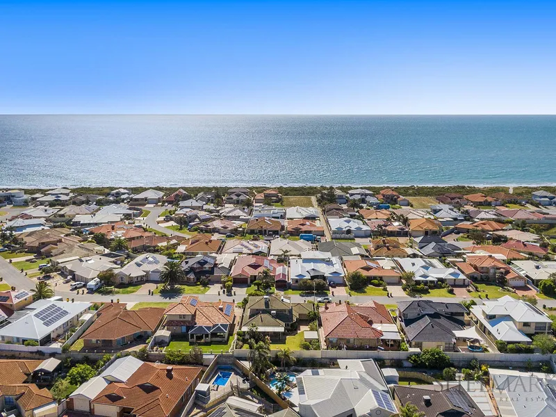 LARGE FAMILY HOME 350M FROM THE BEACH!