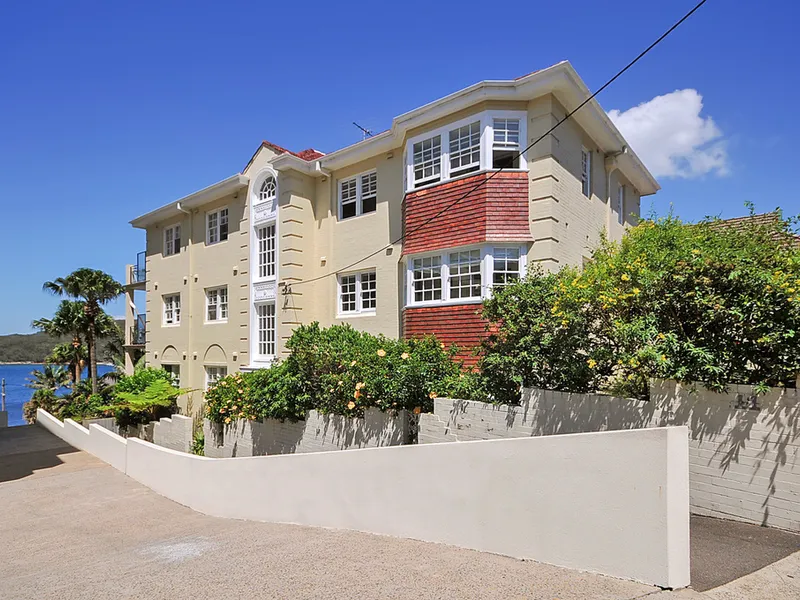 Gorgeous character apartment, recently renovated, on Fairlight Beach