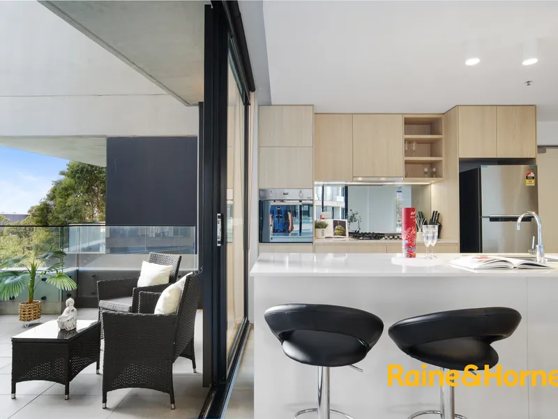 NorthEast Corner Waterside Living at its Best ! 147 sqm area