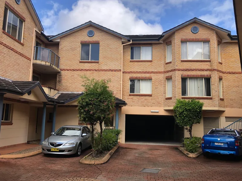 FRESHLY PAINTED, 3 BEDROOM APARTMENT