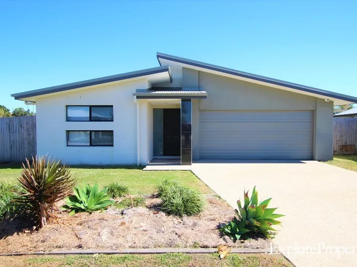 Family Home in Popular Plantation Palms Estate!