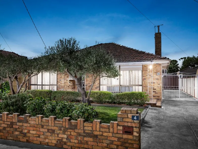 CLASSIC CLINKER CHARM WITH ENDLESS OPTIONS