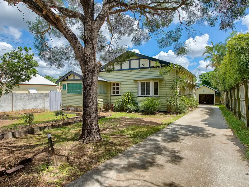 POSITION! - Walking distance to the Royal Brisbane Hospital, Brisbane City and Schools  - Pet friendly