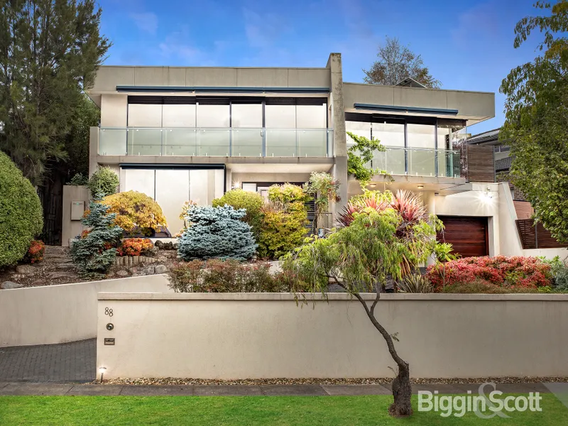 AN UNDOUBTED FAMILY SUPERSTAR WITH SPACE, STYLE, AND VIEWS!