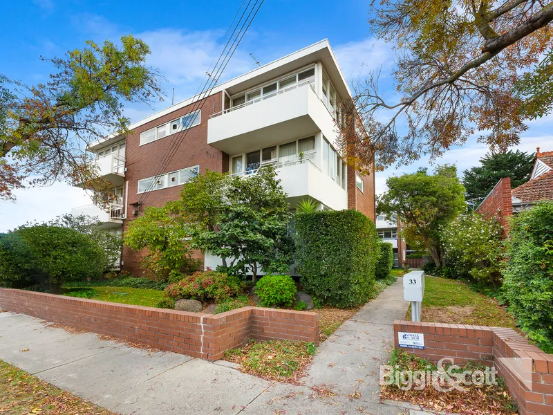 One Bedroom Apartment With Views Over The Park