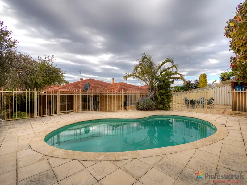 FAMILY HOME WITH POOL !