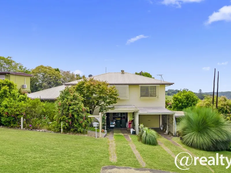 Tri-Level Family Home - Views to the Coast!