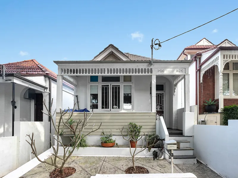 Free Standing Northerly Aspect in a Quiet Tree Lined Street