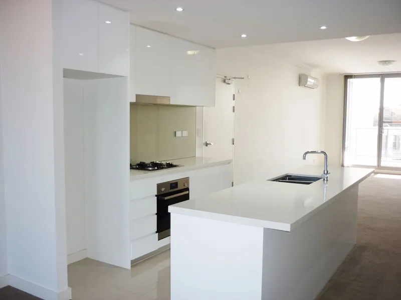 SPACIOUS MODERN 2 BEDROOM APARTMENT PLUS HUGE DINING/STUDY AREA - AVAILABLE NOW