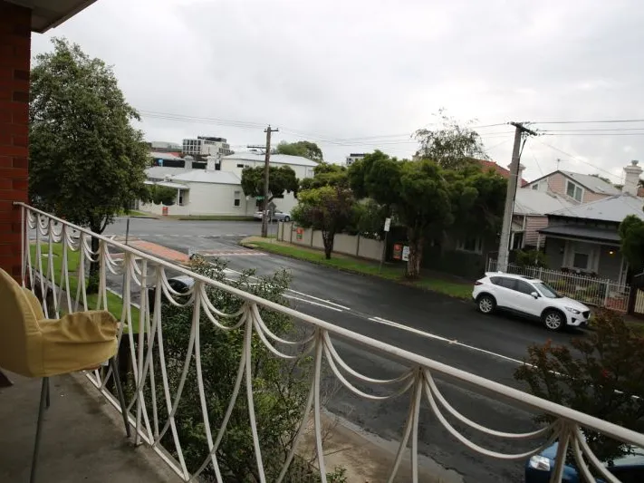 LARGE 1 BEDROOM - MINUTES TO ELSTERNWICK STATION