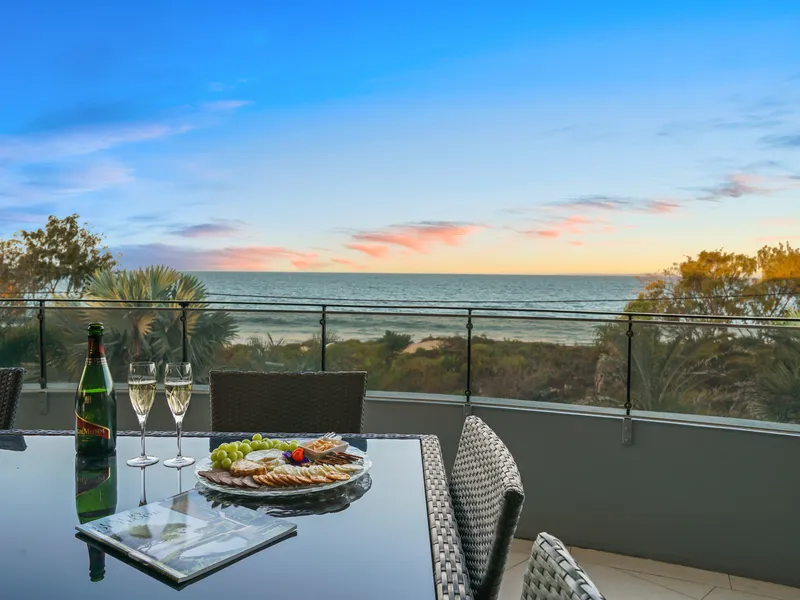 Top Floor Penthouse - Absolute Beachfront