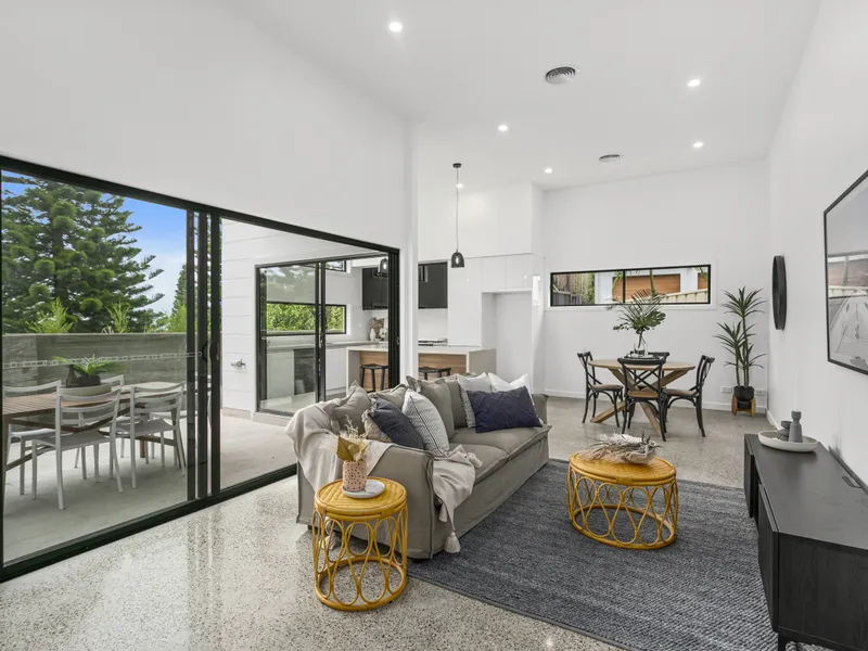 MODERN ELEGANCE WITH VIEWS OVERLOOKING THE MARINA