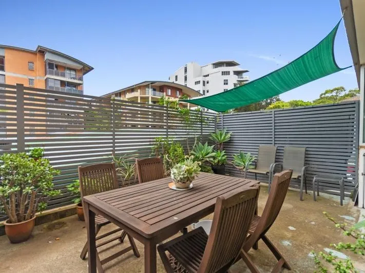 FURNISHED STUDIO APARTMENT WITH LARGE SUNNY COURTYARD AND ROOFTOP POOL