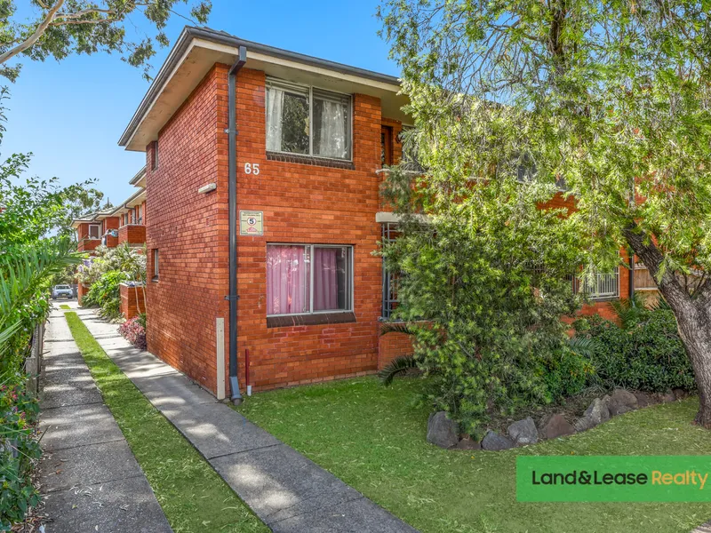 CENTRAL HANDY LOCATION. Close to Lakemba Train Station.