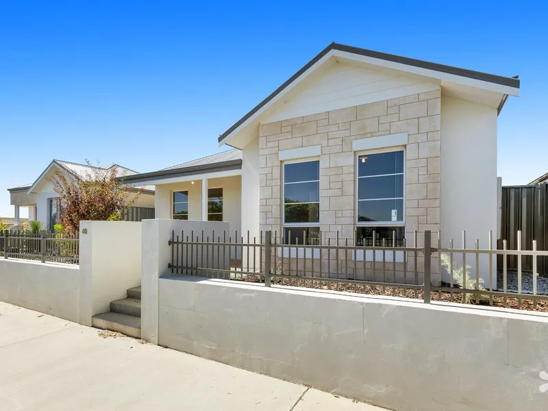 Great Location Opposite park!