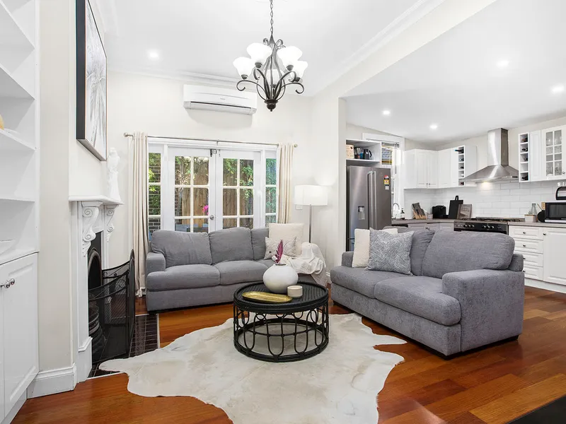 Delightfully Melbourne, Located By The Bay