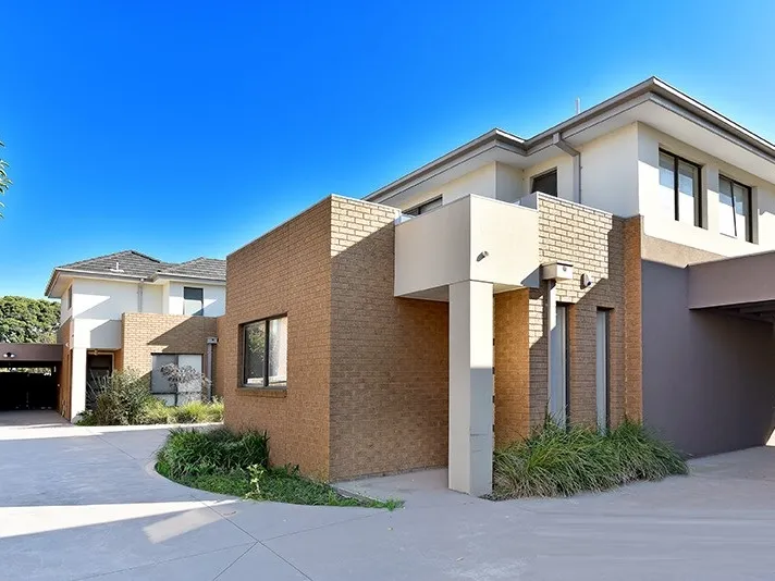 Flash, Chic & So Close to Everything