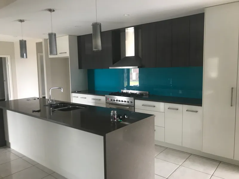 INCREDIBLE MODERN UPMARKET HOME