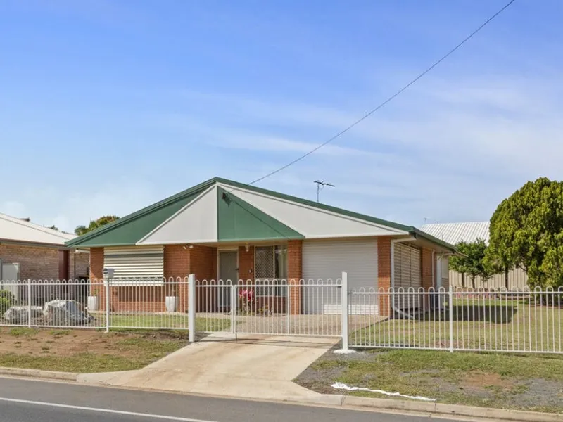 COMFORTABLE LOWSET / FULLY AIR CONDITIONED