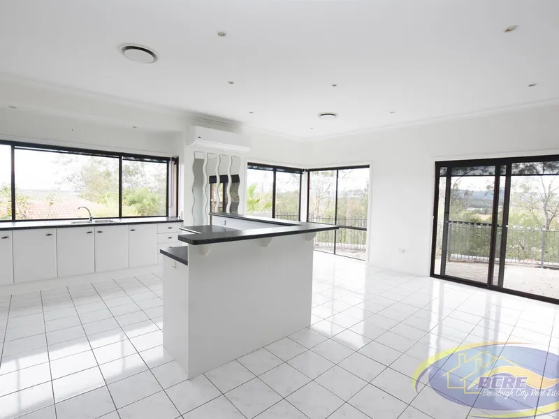 4 Bedroom Home with Magnificent Views - Gorgeous Kitchen