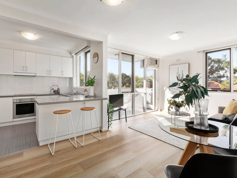 Surround Yourself with Beachside Brilliance