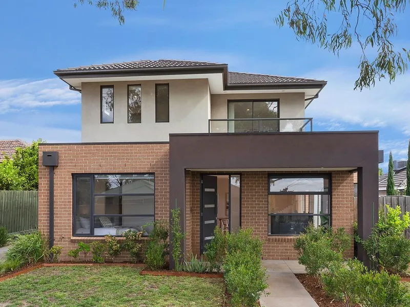 CHARMING THREE BEDROOM TOWNHOUSE