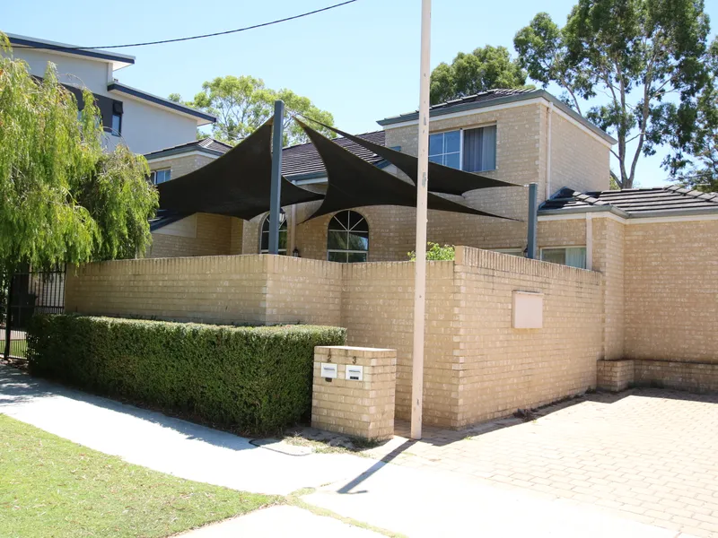 STYLISH, ULTRA-CHIC FREE-STANDING 3 BEDROOM 2 BATHROOM TOWNHOUSE- NO STRATA FEES/MEETINGS!