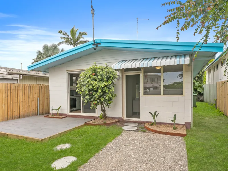 Charming 2 Bedroom, 1 Bathroom House in Moffat Beach - Available now!