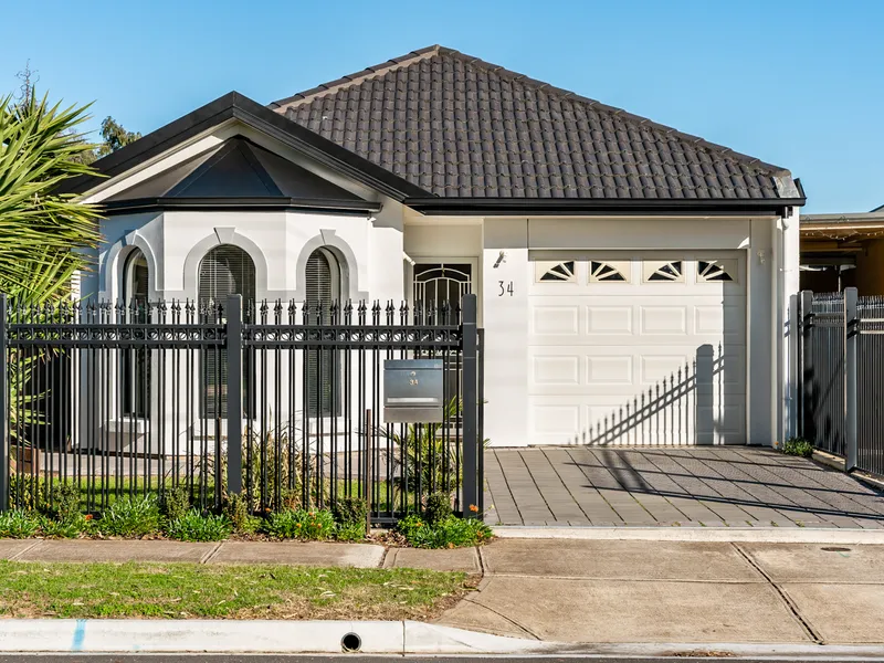 Charming 3-Bed, 2 Living Modern Contemporary Property