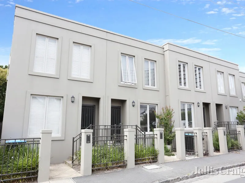 Spacious Townhouse In Prime Location