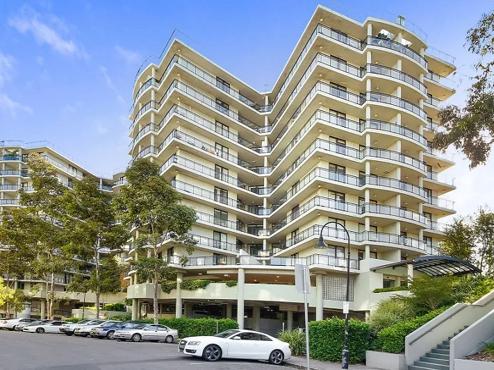 Two Bedroom Plus Study Entertaining Apartment with Breathtaking views