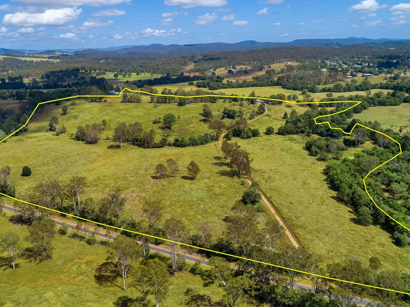 Large Lifestyle Acreage Close To Town 