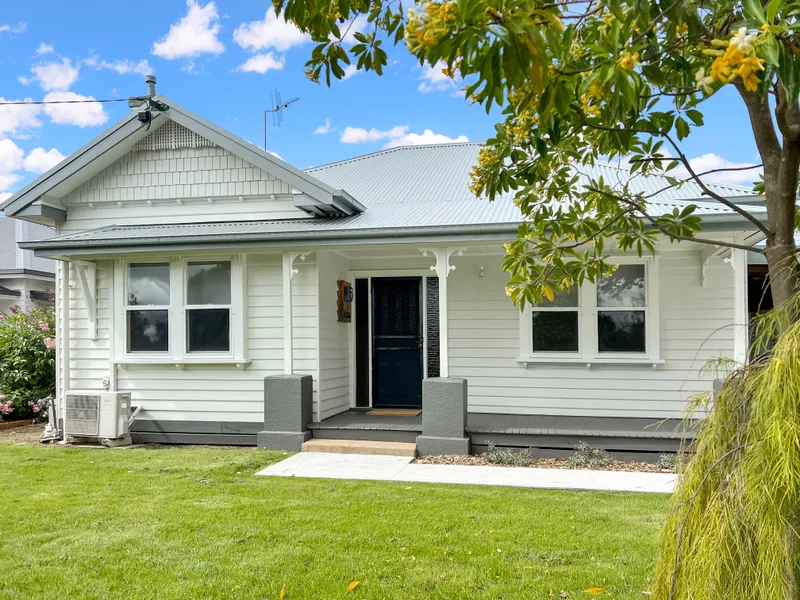 BEAUTIFUL COTTAGE GARDEN SETTING
