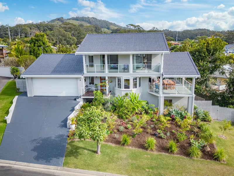 Outstanding renovated home with walking distance to Sapphire Beach...