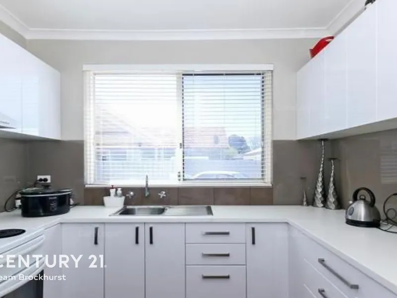 BEAUTIFULLY UPDATED, GOLDEN LOCATION!