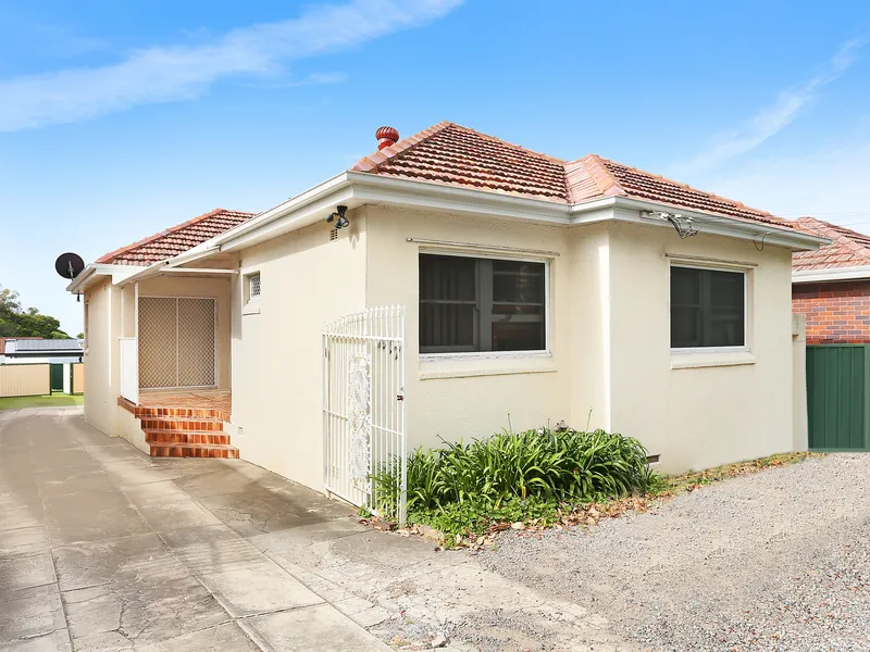North-to-rear family home with separate two bedroom grant flat