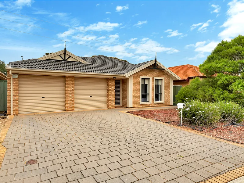 STUNNING COURTYARD – EXTRA SPACIOUS – IMMACULATE PRESENTATION – DOUBLE GARAGE