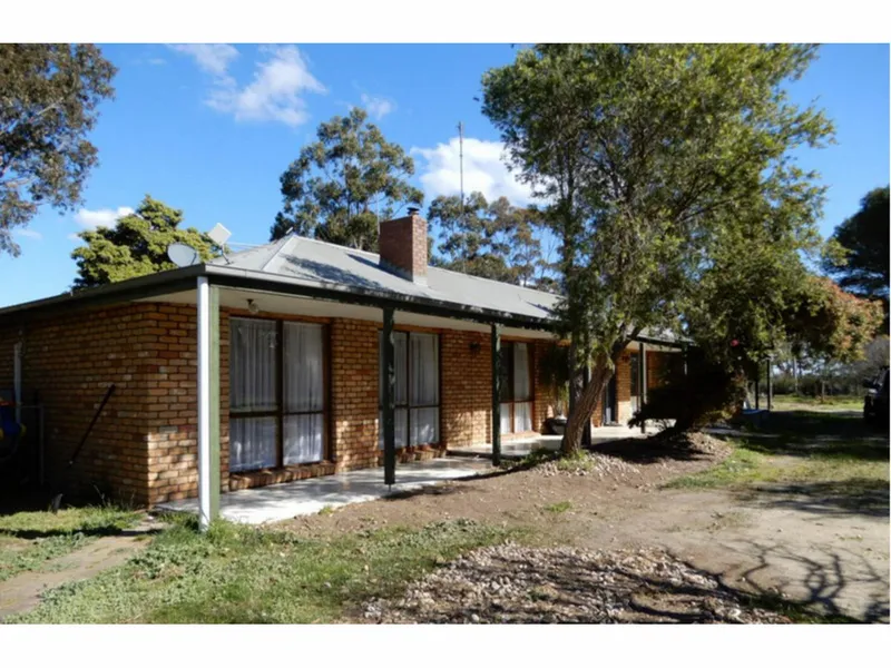 Spacious family home on 5 acres