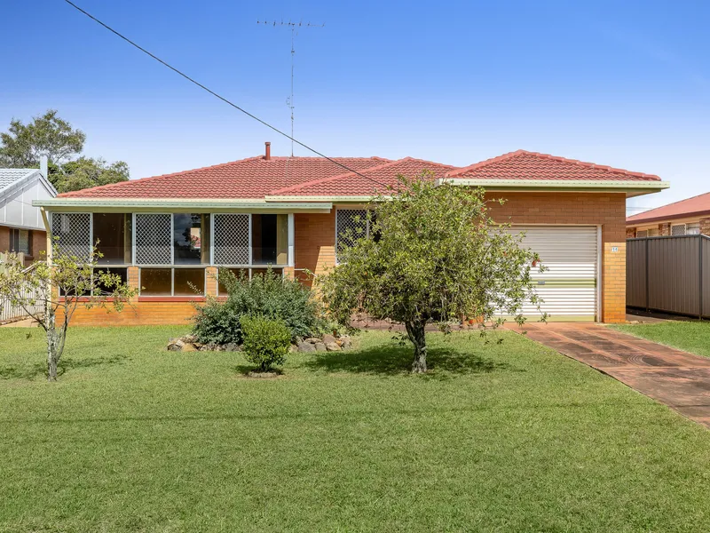 Overlooking Parkland and just moments to everything!