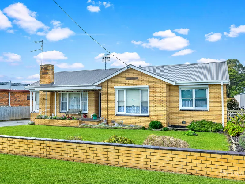 NEAT AND TIDY COBDEN TOWNSHIP HOME