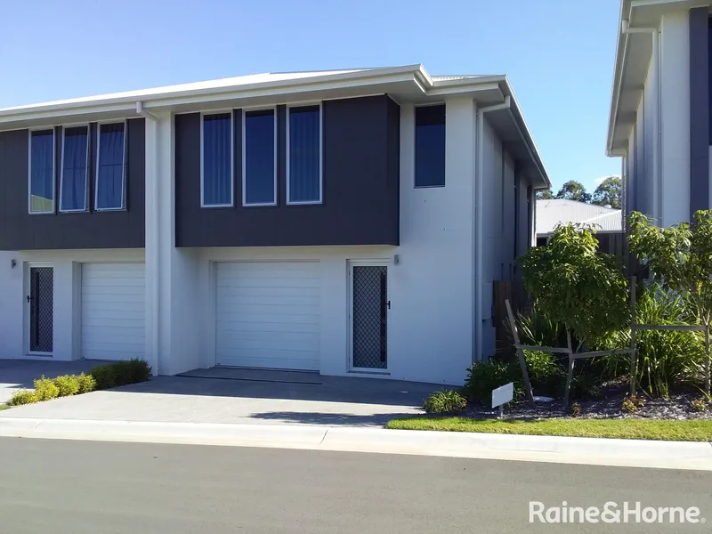 LUXURY 3 Bedroom Townhouse in Pimpama