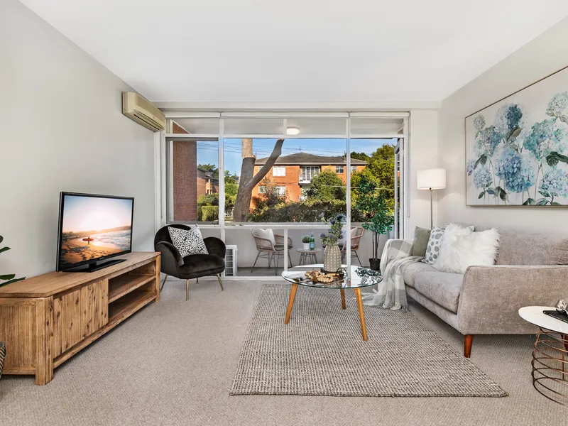 Sunlit apartment in quiet and ultra-convenient location