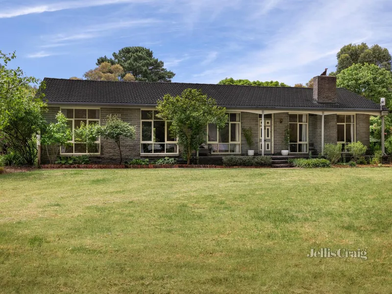 Move in or renovate in this idyllic lifestyle location – approx. 7 acres