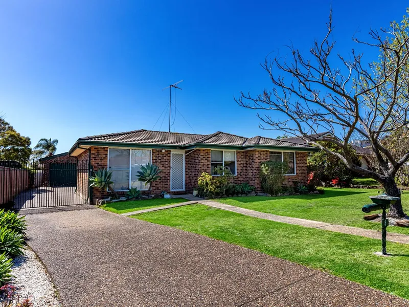 Beautiful house close to all local amenities +Large Garage or workshop!