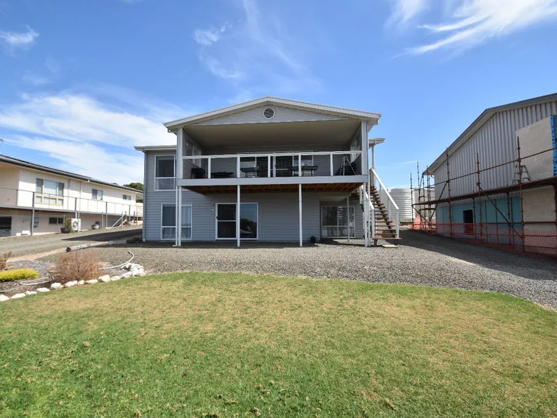 Live by the Sea at Popular Emu Bay!