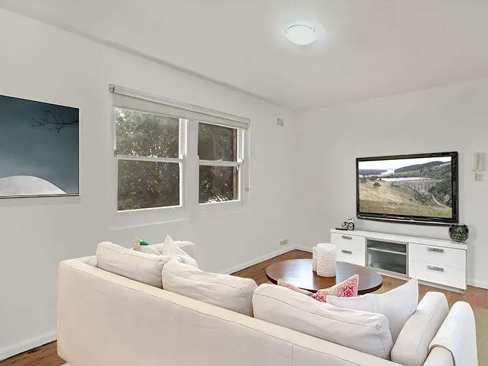 Compact one bedroom apartment in the heart of Petersham