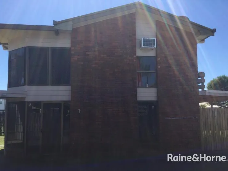 Large unit close to shops & schools!